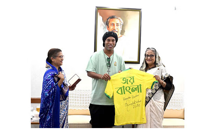 রোনালদিনিয়ো প্রধানমন্ত্রীকে দিলেন জার্সি রোনালদিনিয়ো প্রধানমন্ত্রীকে দিলেন জার্সি
