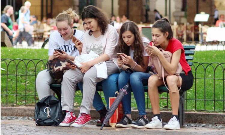 যুক্তরাষ্ট্রে টিনেজারদের প্রথম পছন্দ আইফোন, অ্যান্ড্রয়েডের ভবিষ্যৎ নিয়ে শঙ্কা যুক্তরাষ্ট্রে টিনেজারদের প্রথম পছন্দ আইফোন, অ্যান্ড্রয়েডের ভবিষ্যৎ নিয়ে শঙ্কা